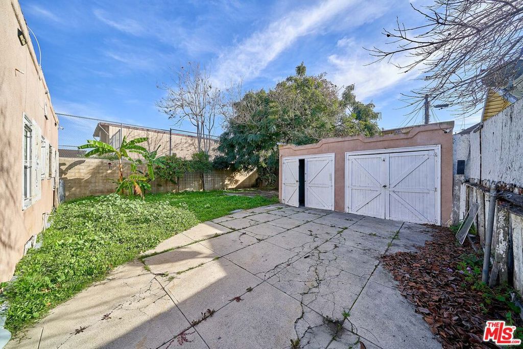 Image 7 of property listing at 3030 W 12th Place, Los Angeles, CA 90006