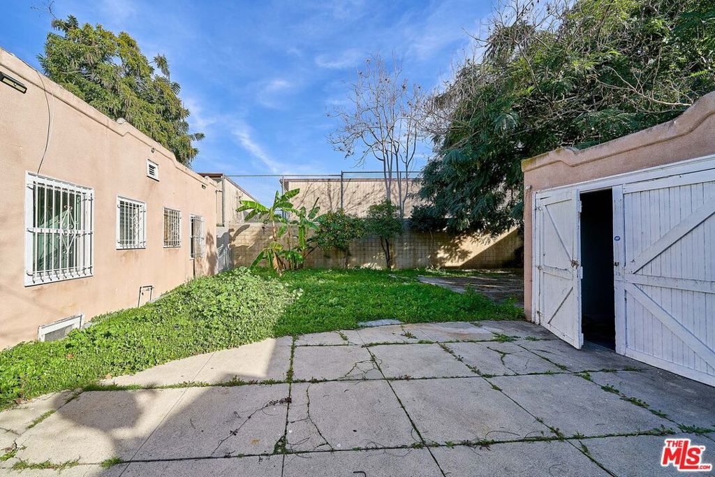 Image 8 of property listing at 3030 W 12th Place, Los Angeles, CA 90006