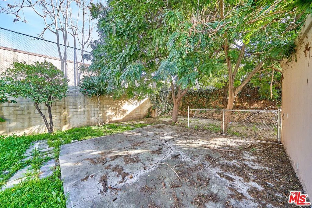 Image 9 of property listing at 3030 W 12th Place, Los Angeles, CA 90006