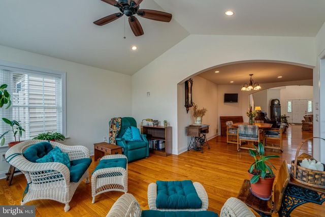 1332 WILLOW CREEK DR, Mount Joy, PA 17552