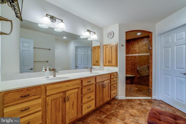 1332 WILLOW CREEK DR, Mount Joy, PA 17552