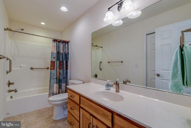 1332 WILLOW CREEK DR, Mount Joy, PA 17552