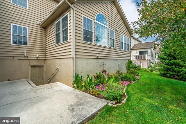 1332 WILLOW CREEK DR, Mount Joy, PA 17552