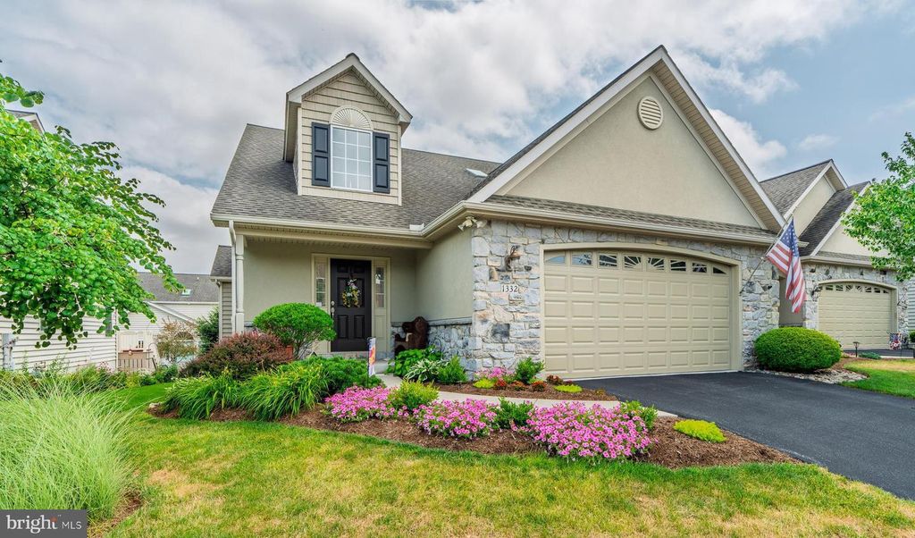 1332 WILLOW CREEK DR, Mount Joy, PA 17552
