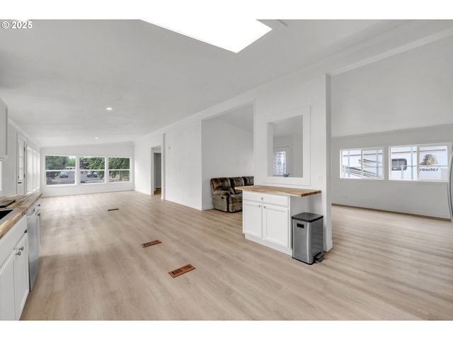 4989 CONE Ave, Eugene, OR 97402
