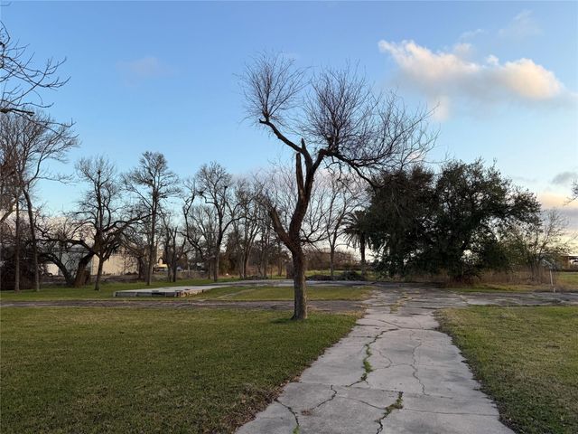 1001 Wilson Road, Clute, TX 77531