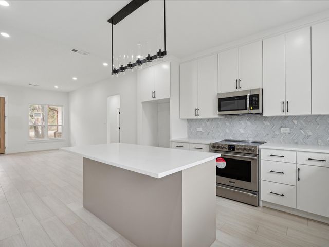 5809 Black Pine Circle, Granbury, TX 76048