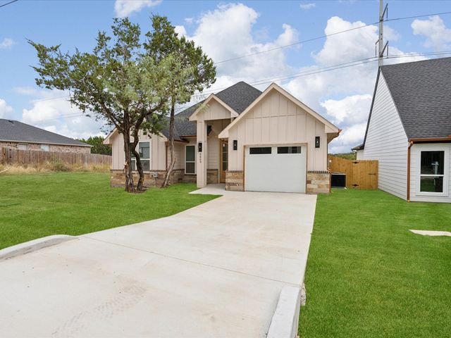 5809 Black Pine Circle, Granbury, TX 76048