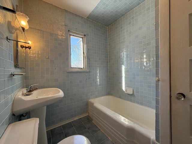 4040 Rose Avenue, Lyons, IL 60534