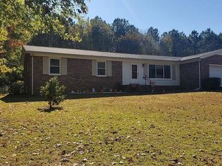 1610 Hilltop Dr, Lawrenceburg, TN 38464