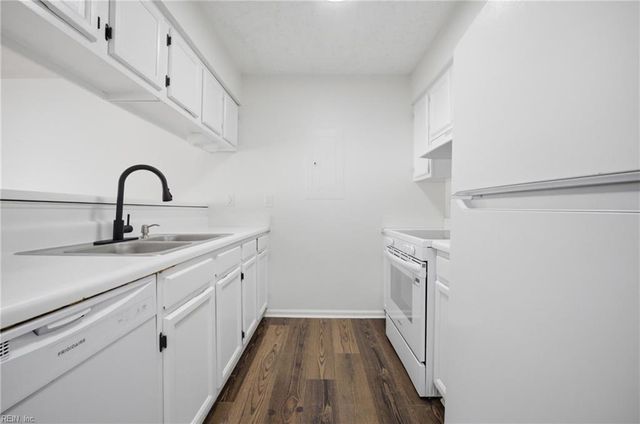 27 Tamarisk Quay Apt D, Hampton, VA 23666