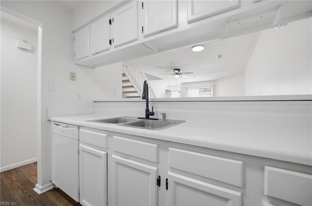 27 Tamarisk Quay Apt D, Hampton, VA 23666