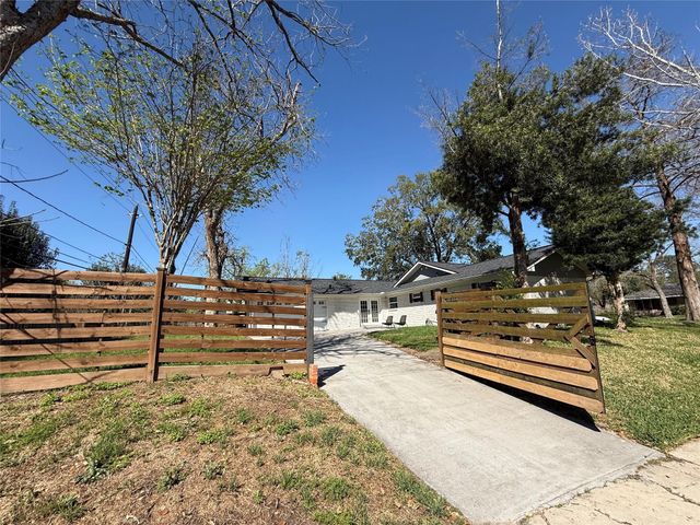 10810 Burdine Street, Houston, TX 77096