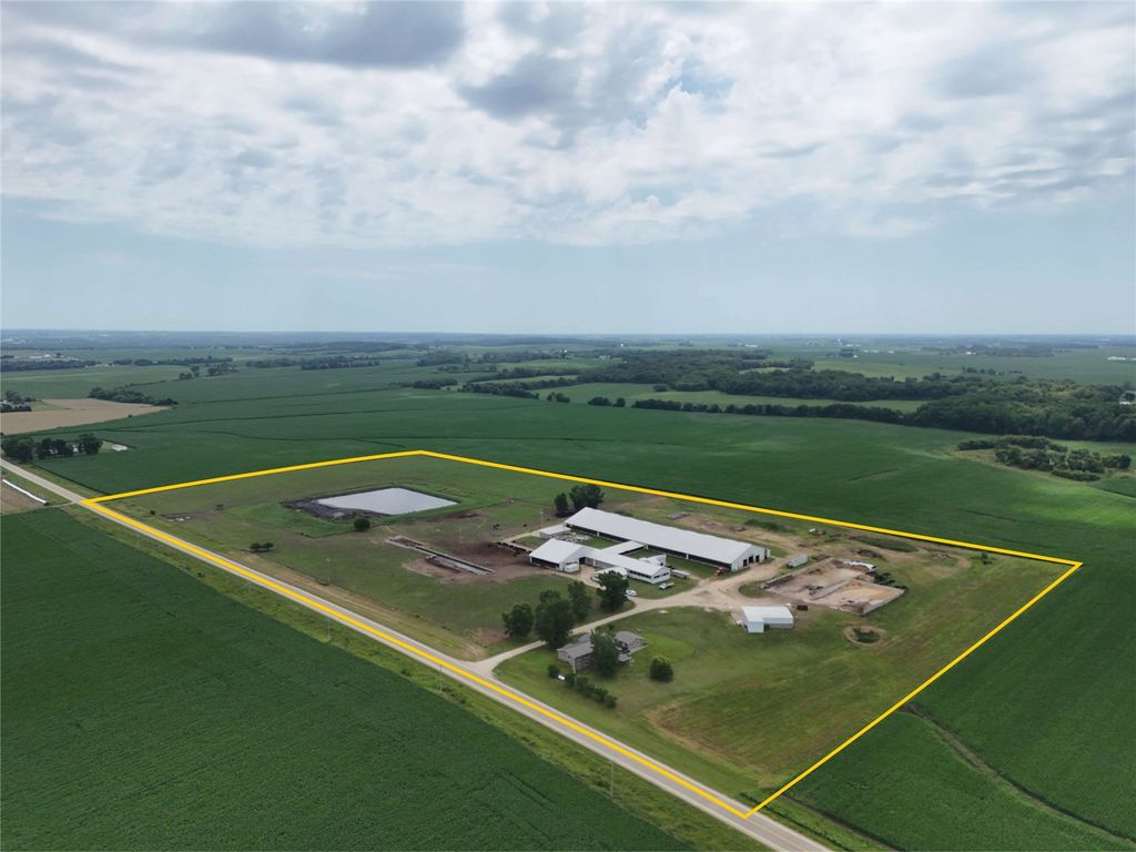1350 Waubeek Road, Central City, IA 52214