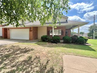 4214 N Meadow View Drive, Fayetteville, AR 72703