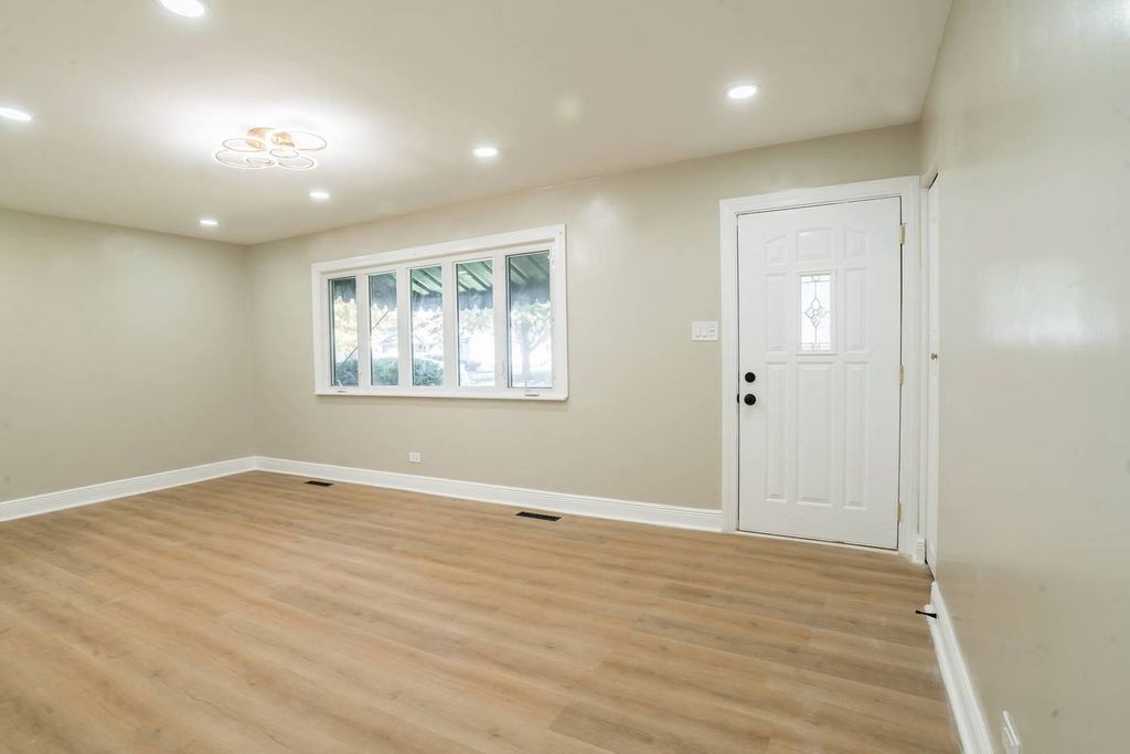 11024 Oxford Avenue, Chicago Ridge, IL 60415 — photo 2