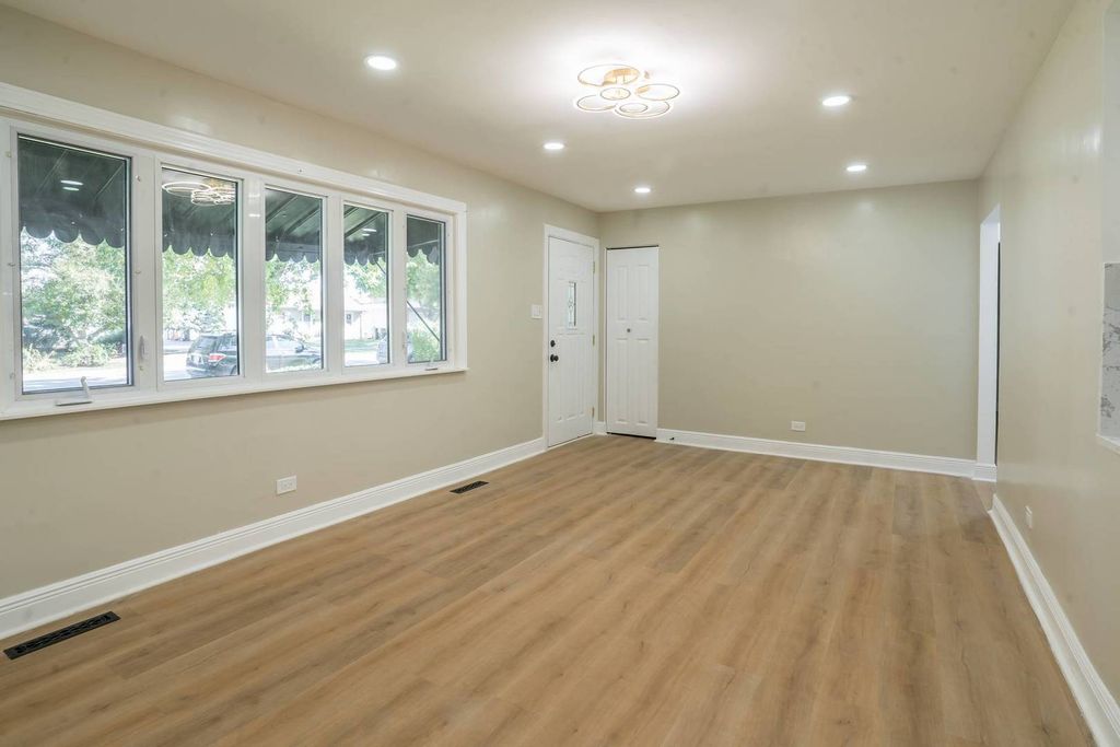 11024 Oxford Avenue, Chicago Ridge, IL 60415 — photo 4