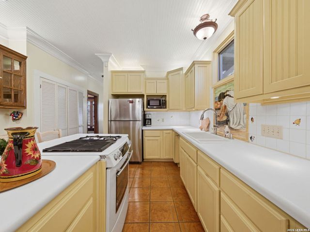 140 E French Pl, San Antonio, TX 78212