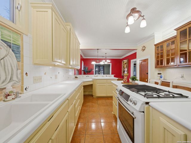 140 E French Pl, San Antonio, TX 78212