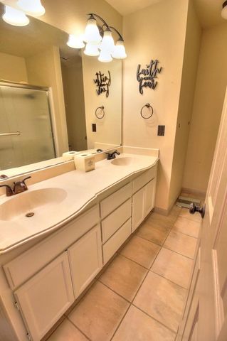 1518 Glenwood Ct, Escalon, CA 95320