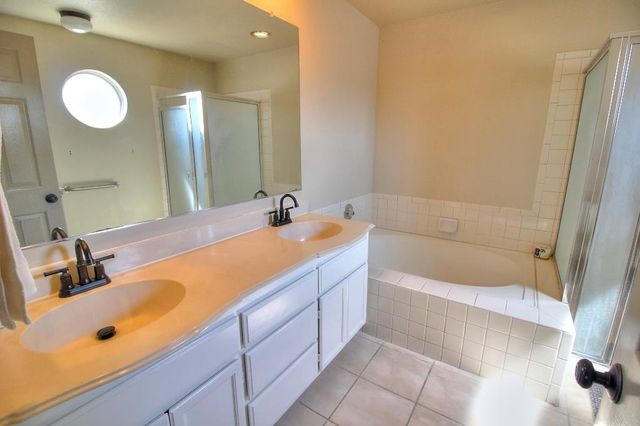 1518 Glenwood Ct, Escalon, CA 95320