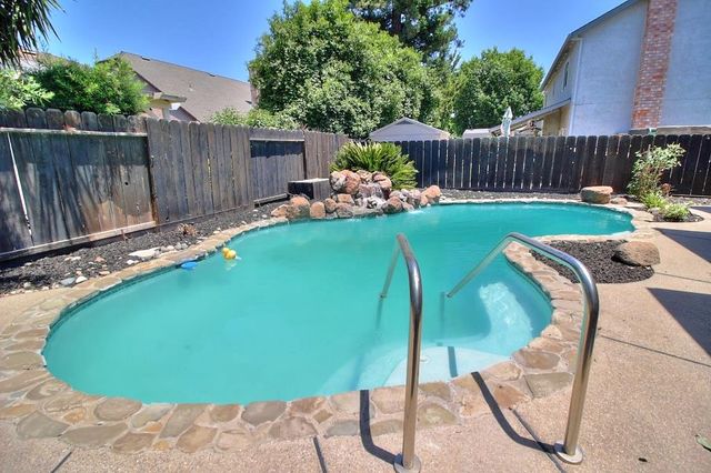 1518 Glenwood Ct, Escalon, CA 95320