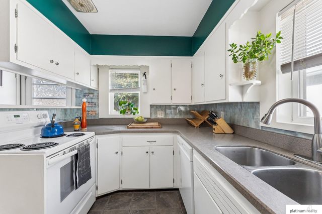 6006 woolworth Avenue, Omaha, NE 68106