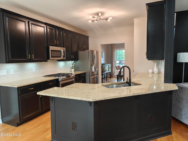 2 Robin Hill Road, Mechanicville, NY 12118