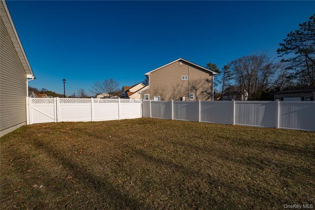 44 Chauncey Lane, Coram, NY 11727