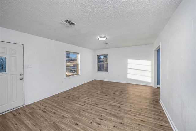 203 NW Morford Dr, Lawton, OK 73507