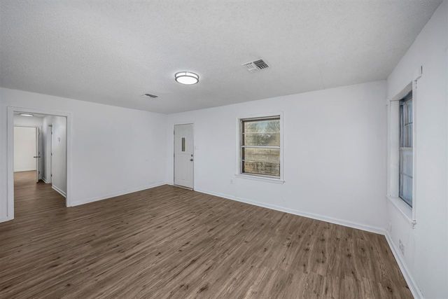 203 NW Morford Dr, Lawton, OK 73507