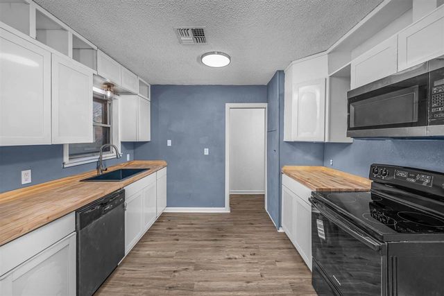 203 NW Morford Dr, Lawton, OK 73507