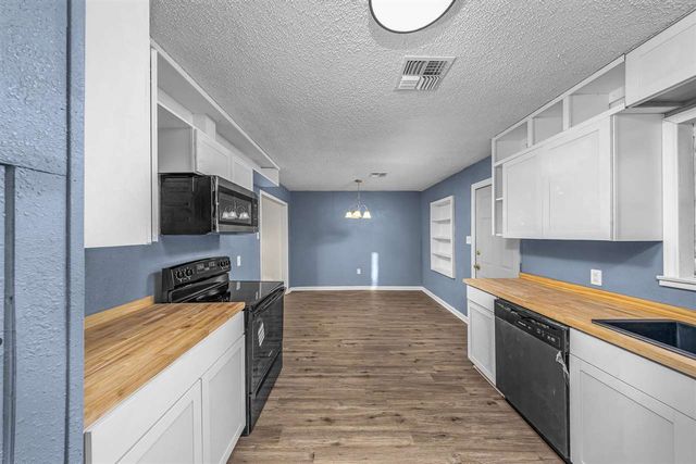 203 NW Morford Dr, Lawton, OK 73507