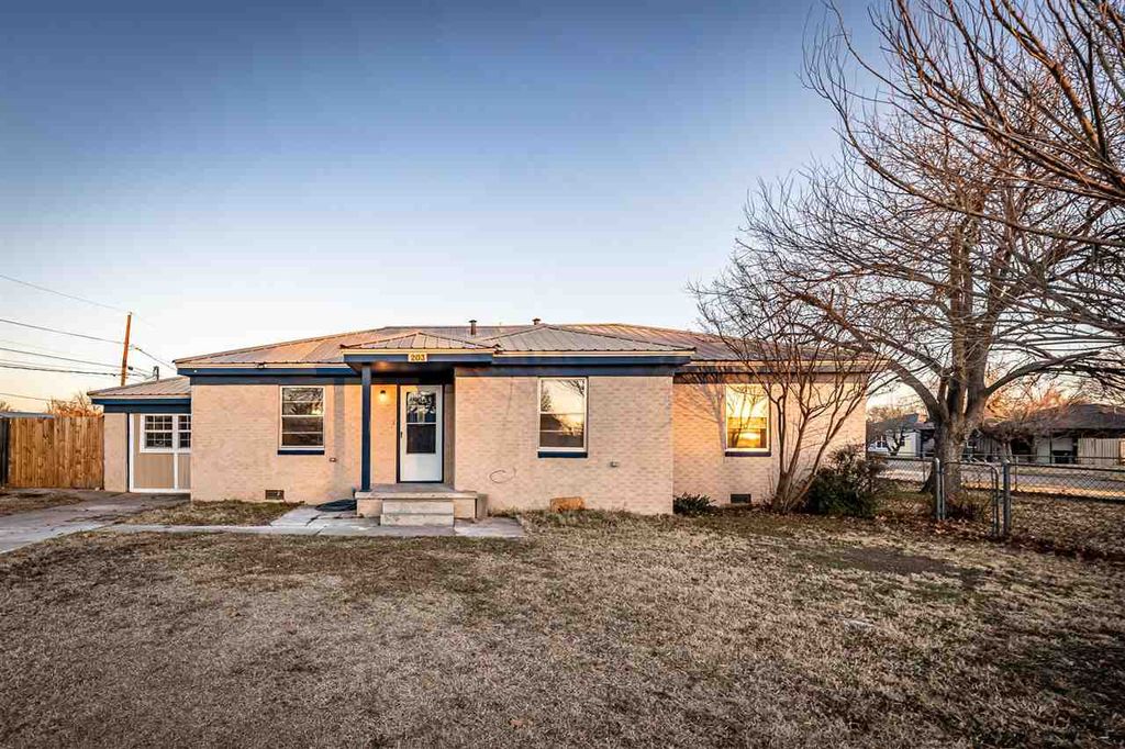 203 NW Morford Dr, Lawton, OK 73507