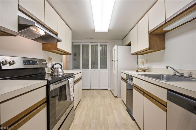 2980 Saint Albans CMN, Virginia Beach, VA 23452