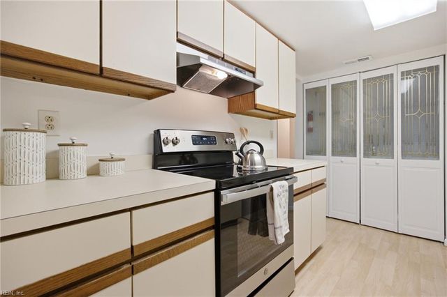 2980 Saint Albans CMN, Virginia Beach, VA 23452
