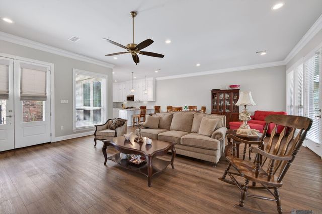 5351 Courtyard Dr, Gonzales, LA 70737