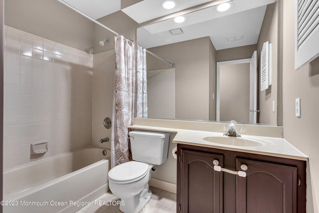 131 Wellington Court 4-1, Manalapan, NJ 07726