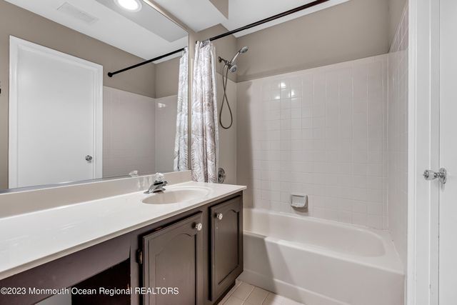 131 Wellington Court 4-1, Manalapan, NJ 07726