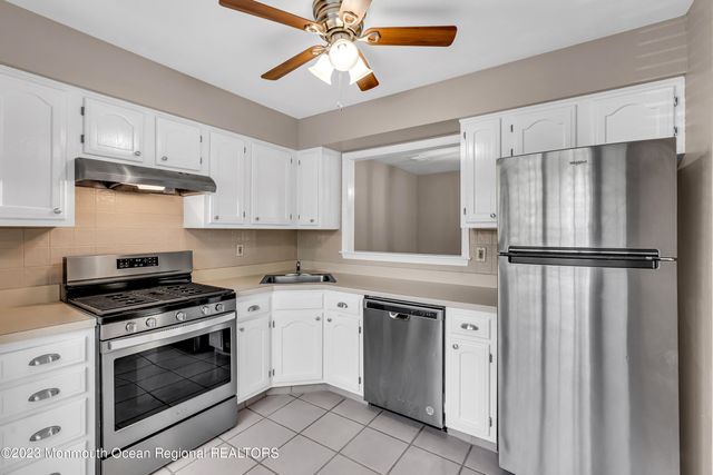 131 Wellington Court 4-1, Manalapan, NJ 07726