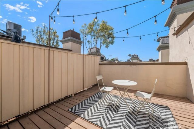 7110 La Tijera J202, Los Angeles, CA 90045