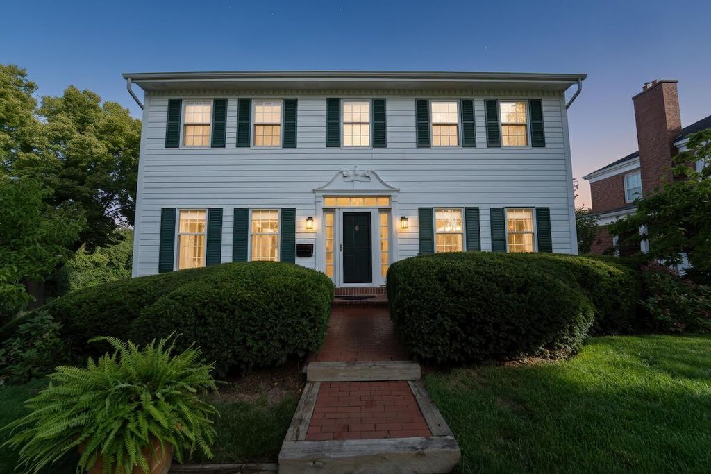 8328 W Wisconsin AVENUE, Wauwatosa, WI 53213