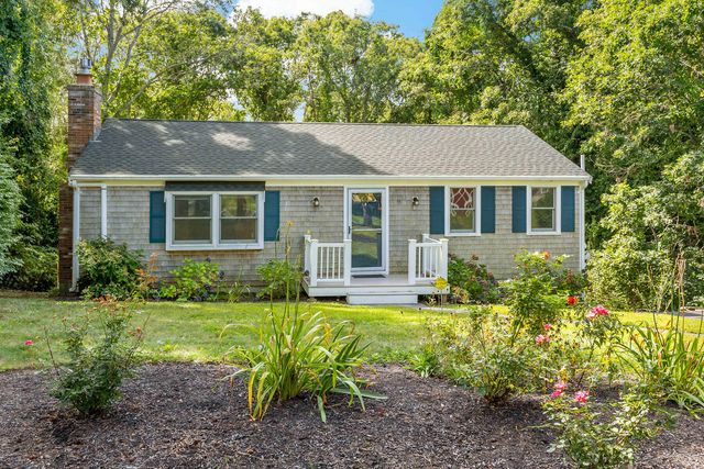11 Warwick Way, Mashpee, MA 02649