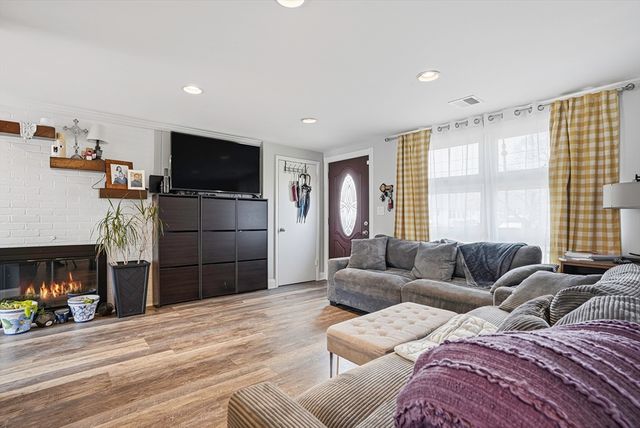 46 Brookfield Cir, Framingham, MA 01701