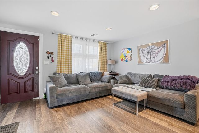 46 Brookfield Cir, Framingham, MA 01701