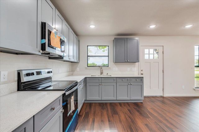 112 Gazley A & B ST, Smithville, TX 78957