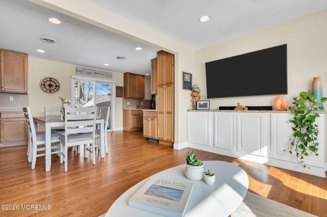 98 Oak Tree Lane, Toms River, NJ 08753