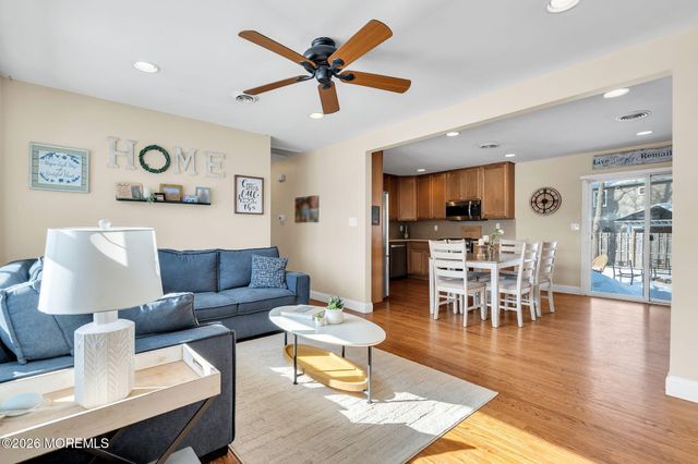 98 Oak Tree Lane, Toms River, NJ 08753