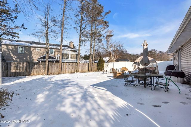 98 Oak Tree Lane, Toms River, NJ 08753