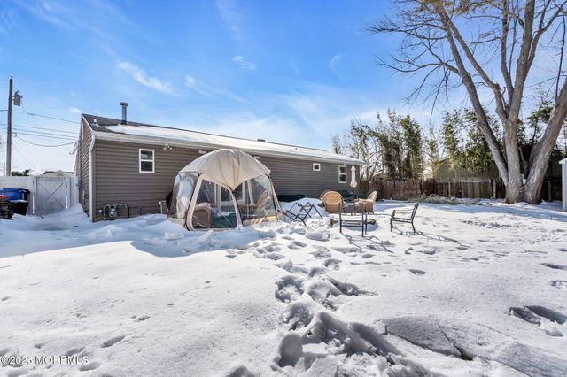 98 Oak Tree Lane, Toms River, NJ 08753